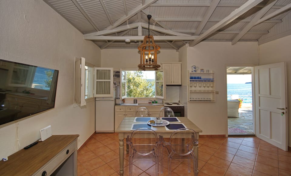 Spascious open plan kitchen,dining and lounge area, large TV , Wi Fi ,free 