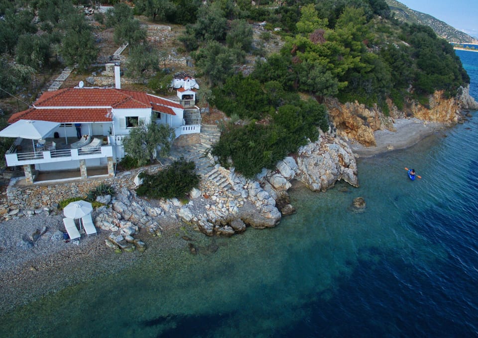 The small private and secluded beach can be reached with the kayak provided