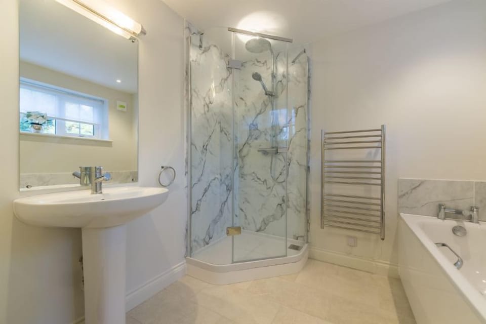 Ground floor: Private en suite