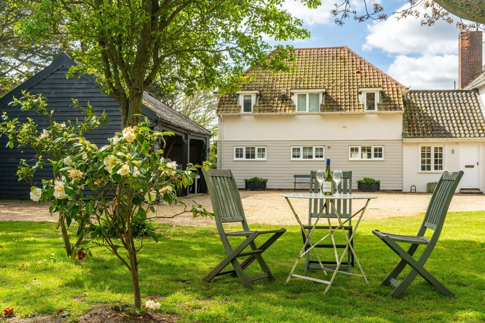 River View, Aldeburgh: Garden with furniture to enjoy the outside space