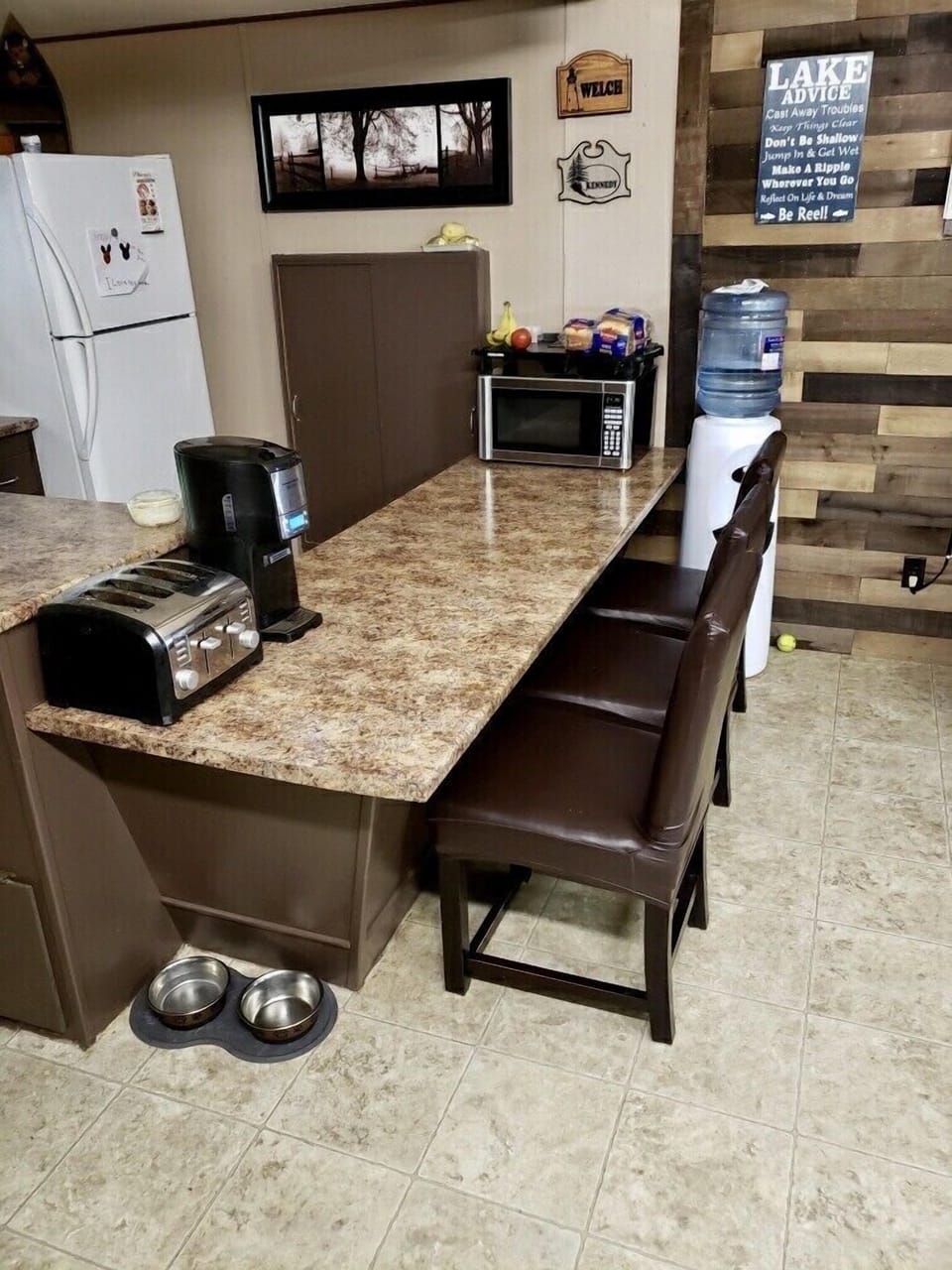 Kitchen and breakfast bar
