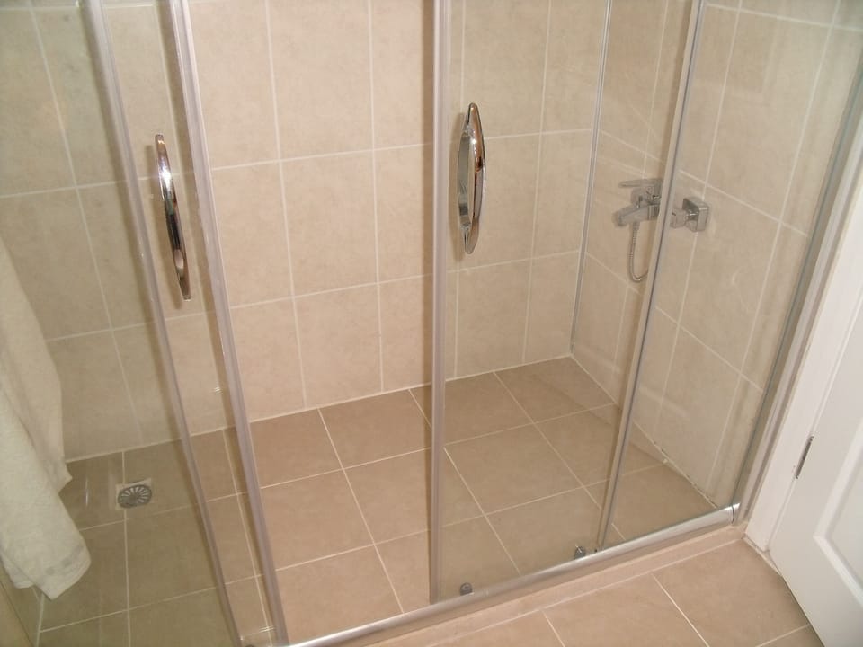 The master bedroom en -suite bathroom