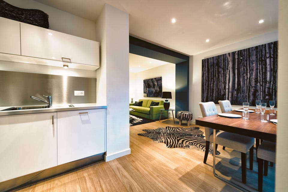 Dining Area / Fully-equipped Kitchen