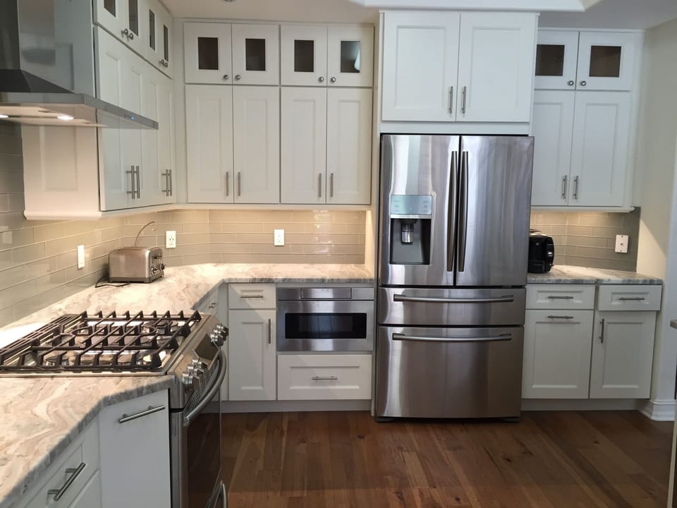 Fridge has beverage drawer.  Filtered water/ice in fridge.  Gas stove.
