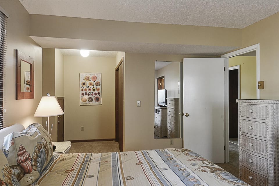 Lower Level,Bedroom,