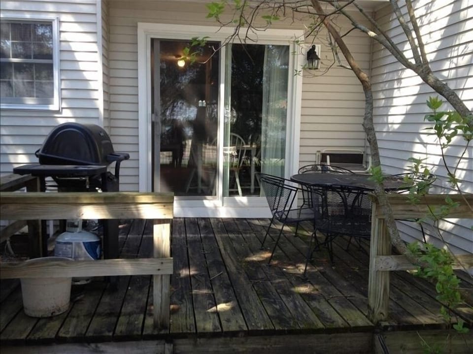 Deck with gas grill