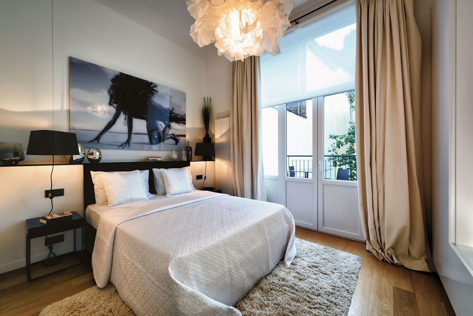 Bedroom with Queen Sized Bed / Flatscreen TV / Private Terrace