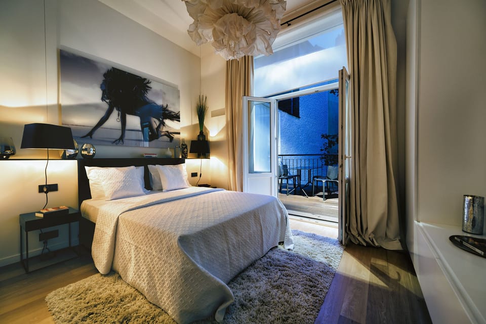 Bedroom with Queen Sized Bed / Flatscreen TV / Private Terrace