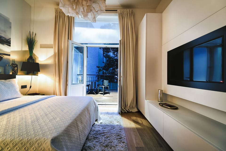 Bedroom with Queen Sized Bed / Flatscreen TV / Private Terrace