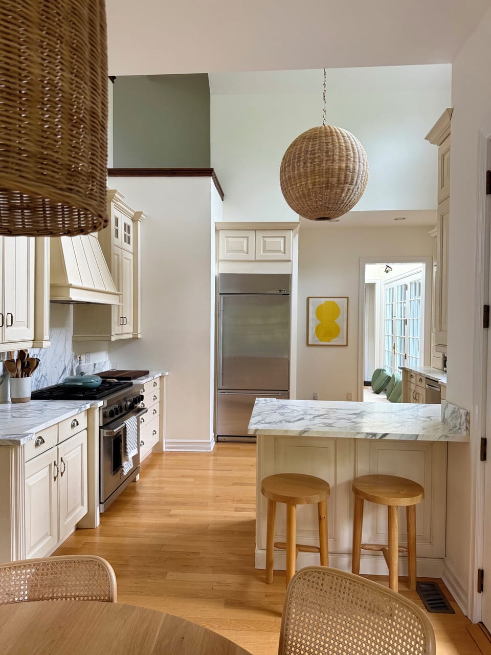 Fully equipped kitchen with professional gas range and wine fridge
