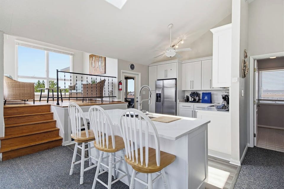 Top-Level Kitchen with Bar (seats 4)