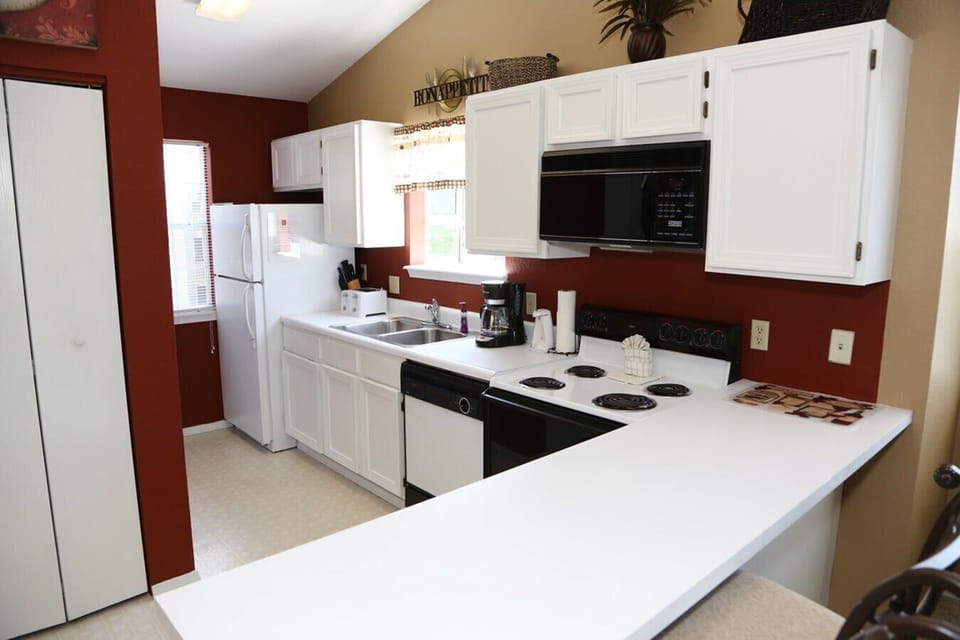 Kitchen equipped with full size appliances.
