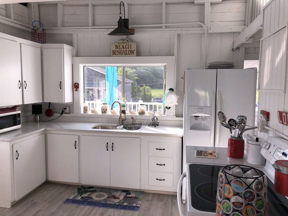Kitchen - new fridge with filtered water and ice maker