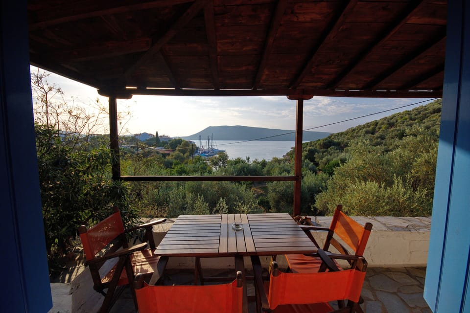 Alfresco dining with a view  onto the port , a 2 min walk to shops,tavernas