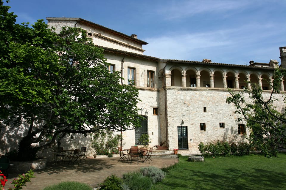 The Apartment Iride is on the front of the House www.leloggedisilvignano.it