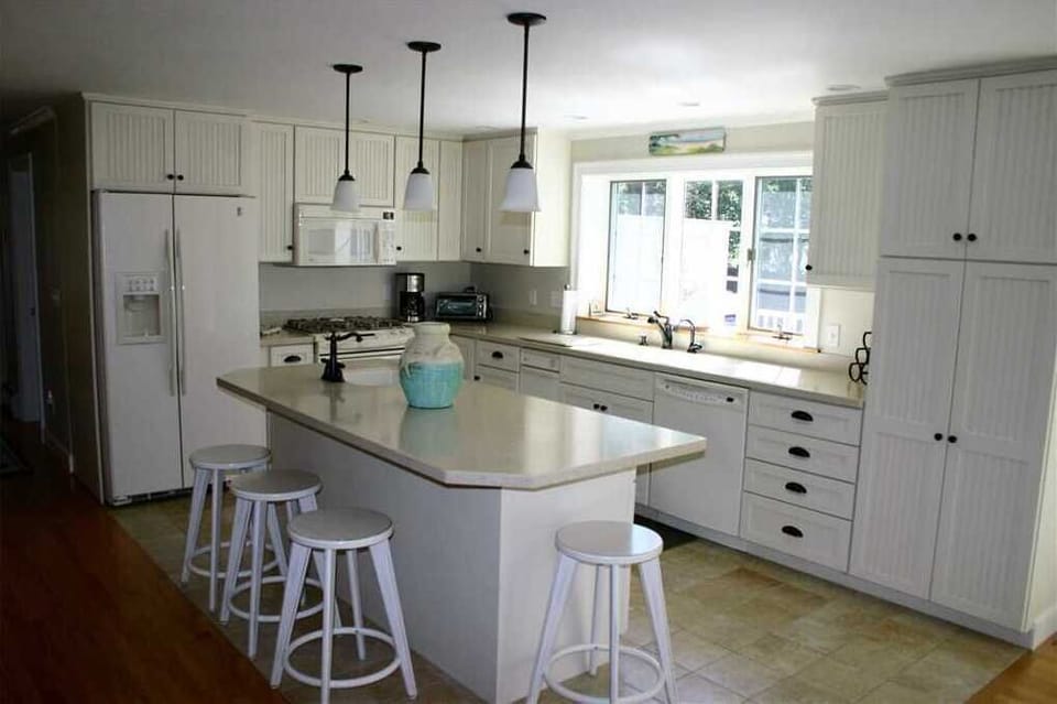 Kitchen with Breakfast Bar