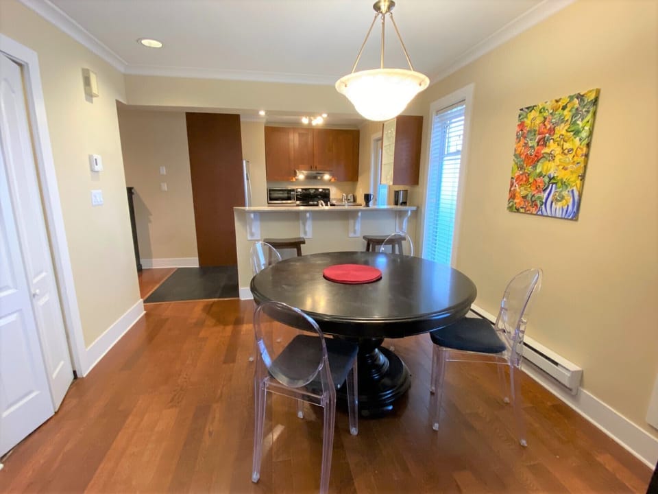 dining area to kitchen