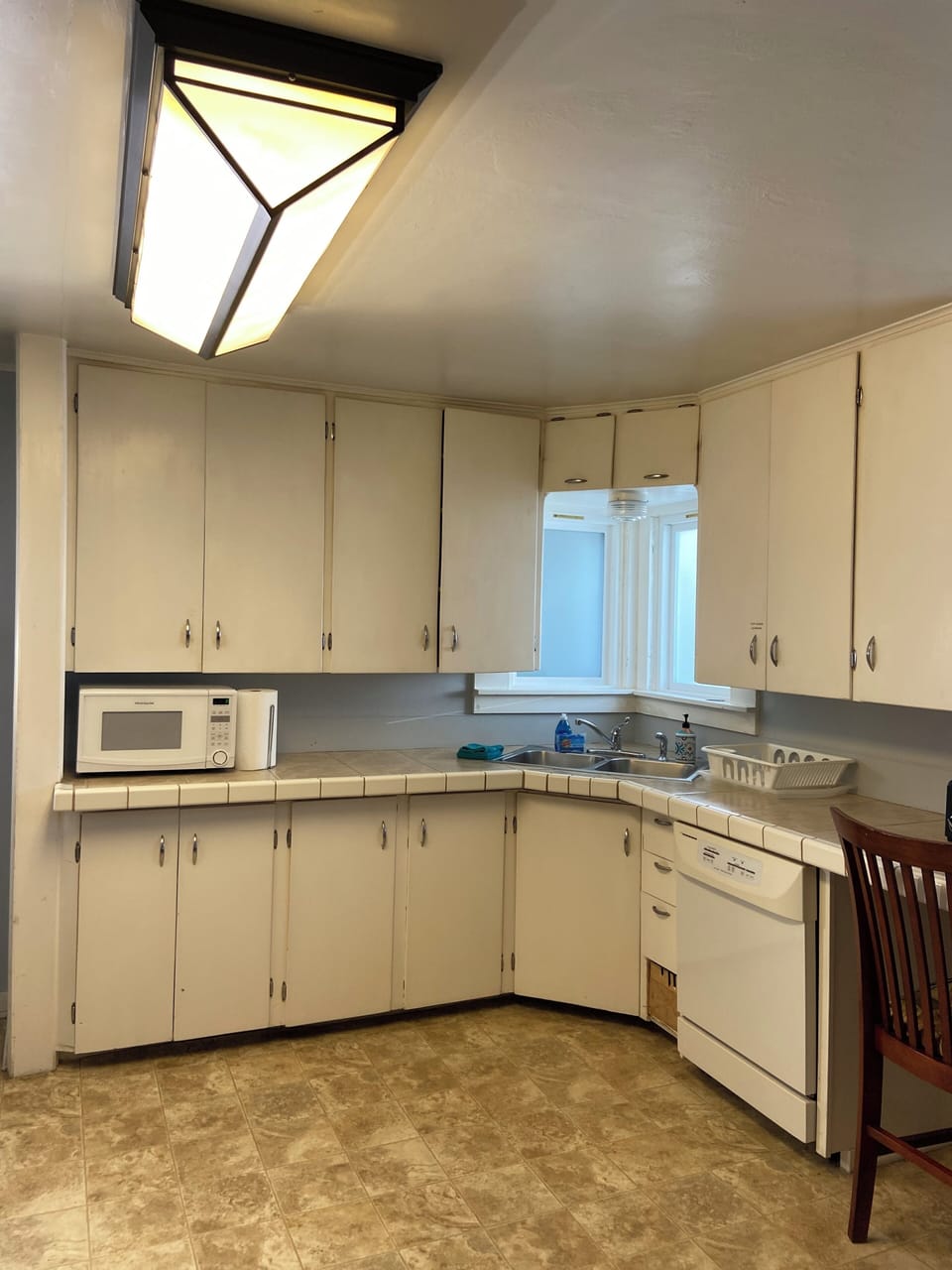 Microwave, blender, toaster, coffeemaker, knives, cooking utensils, dishdrain