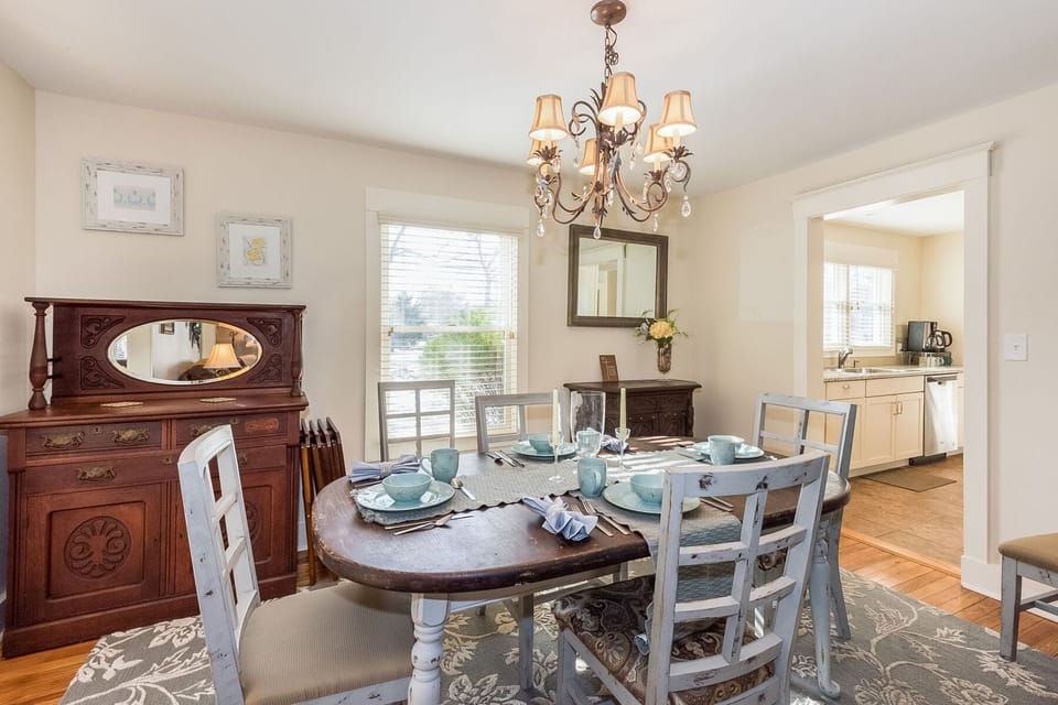 Vintage chique open concept dinning area sits 6 people.