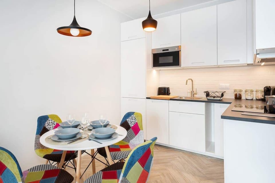 Fully equipped kitchenette with dining table. 