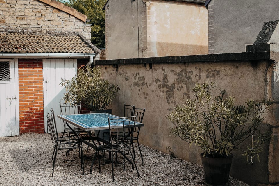 Private courtyard with Weber grill 