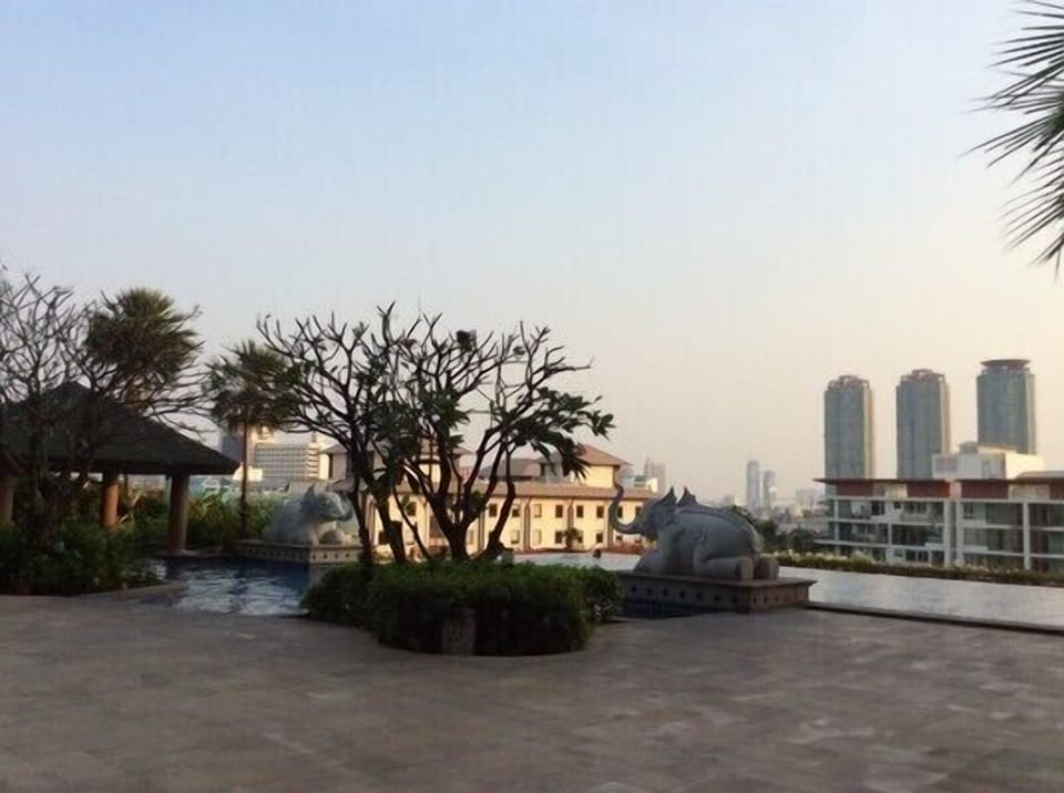 Away Baansatorn Chaopraya river side