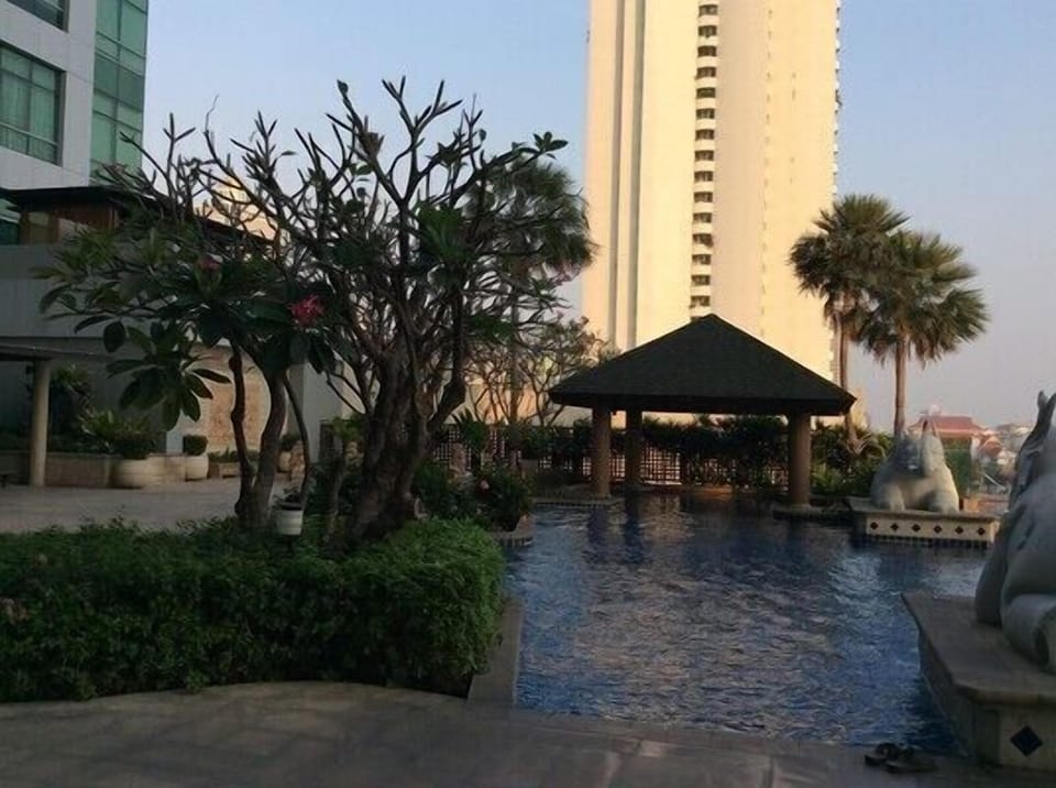 Away Baansatorn Chaopraya river side