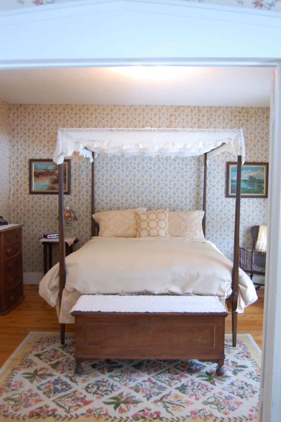 1st Floor Queen (Bedroom 1)
