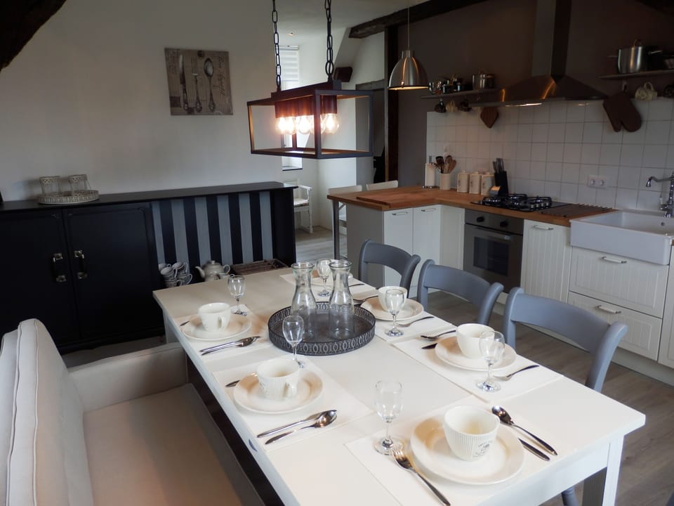 Gite / Suite: kitchen and dining table