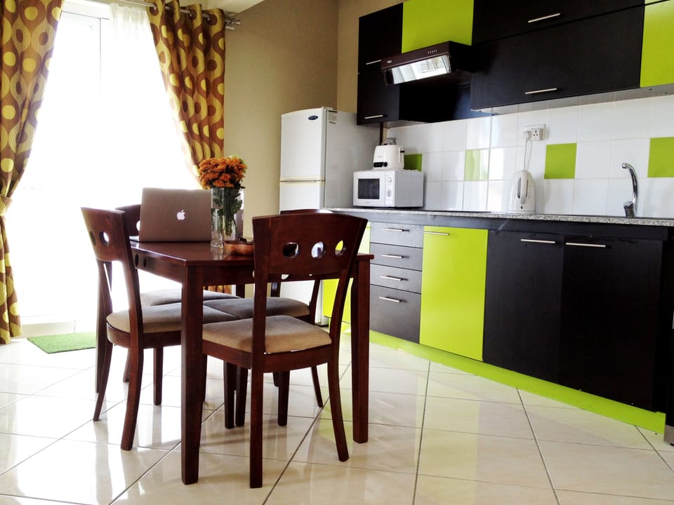 Airy, practical and modern are the right words for the well-equipped kitchen