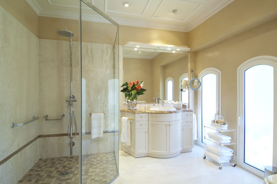 ROSA'S ROOM BATHROOM