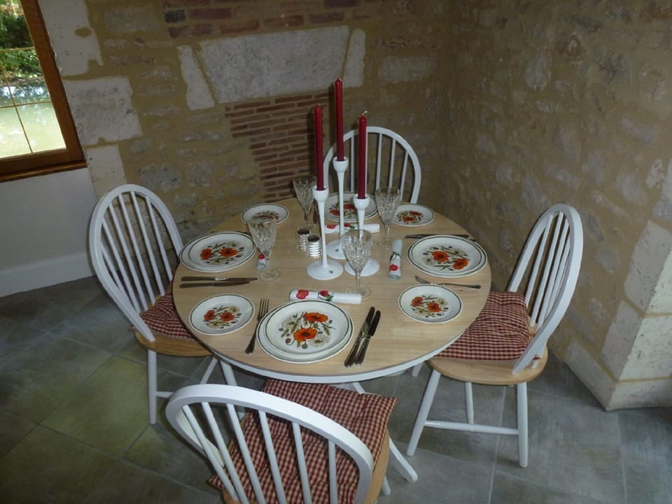 Easy Dining for 4 or 6 people