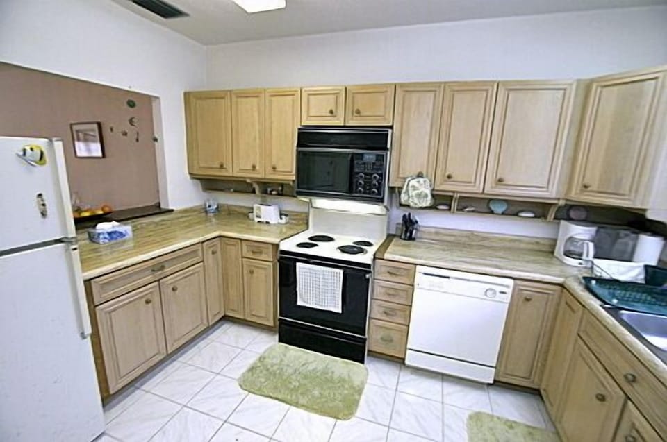 Fully equipped kitchen.