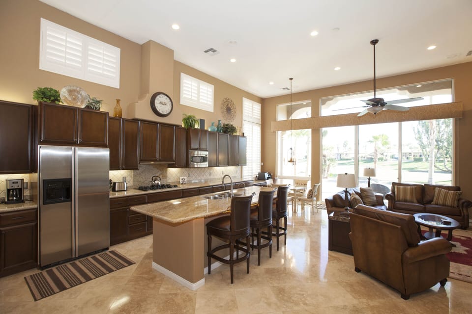MODERN SPACIOUS KITCHEN