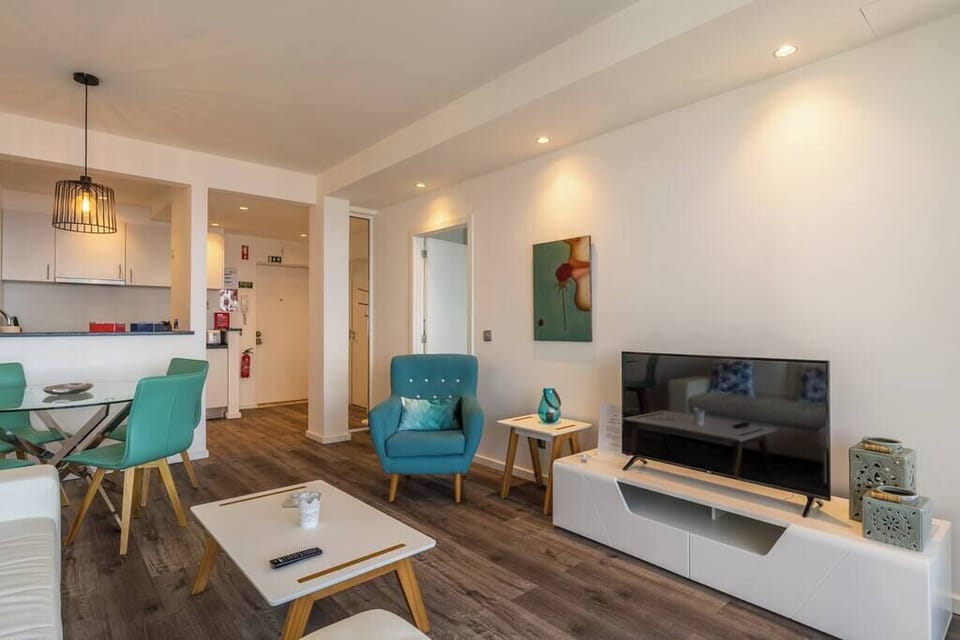 Sala de estar com sofá cama para 2 adultos