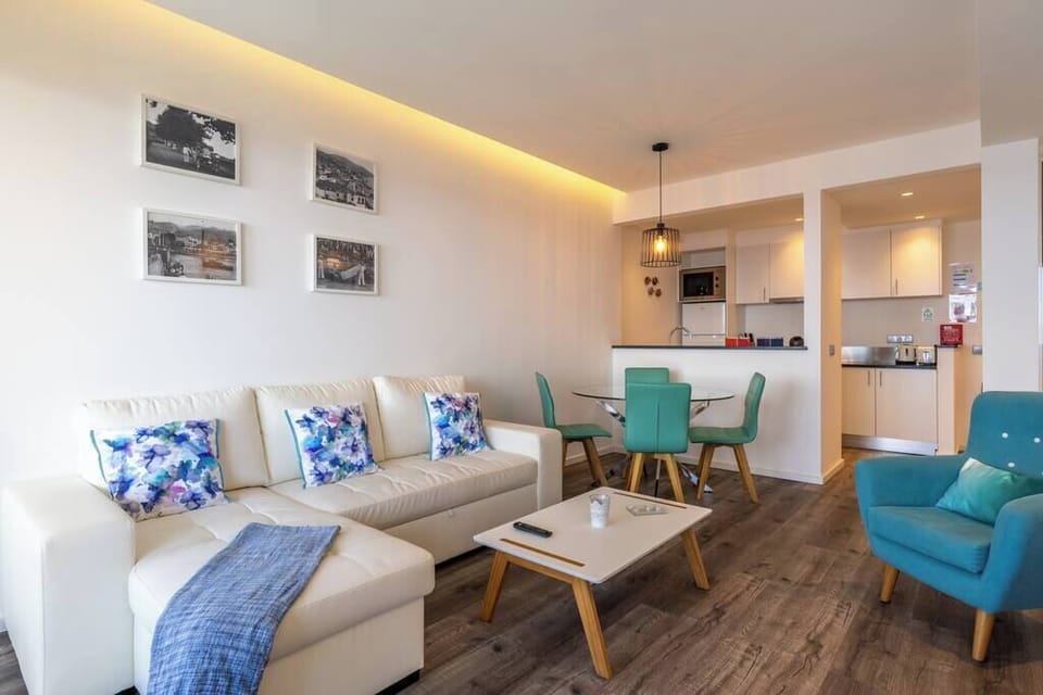 Sala de estar com sofá cama para 2 adultos