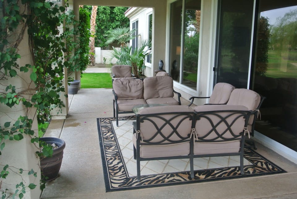 Back sitting area 