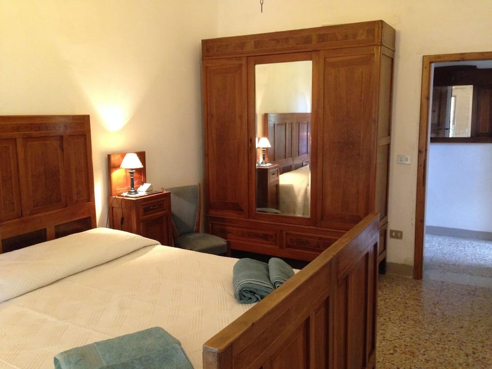 Bedroom No. 1 with en-suite bathroom and terrace of the apt. Maria