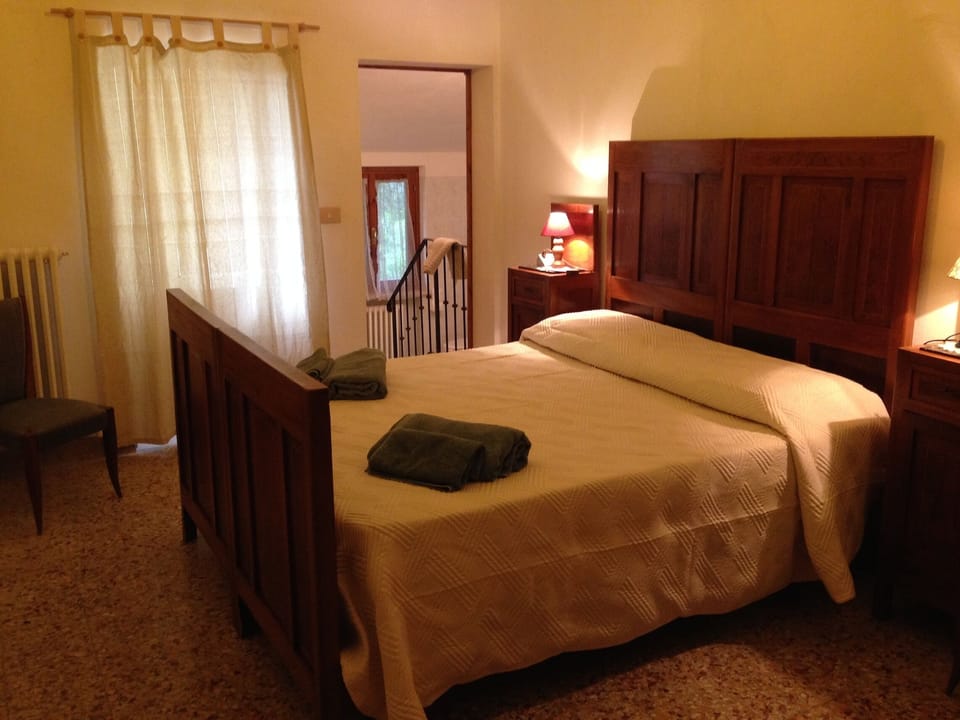 Bedroom No. 1 with en-suite bathroom and terrace of the apt. Maria