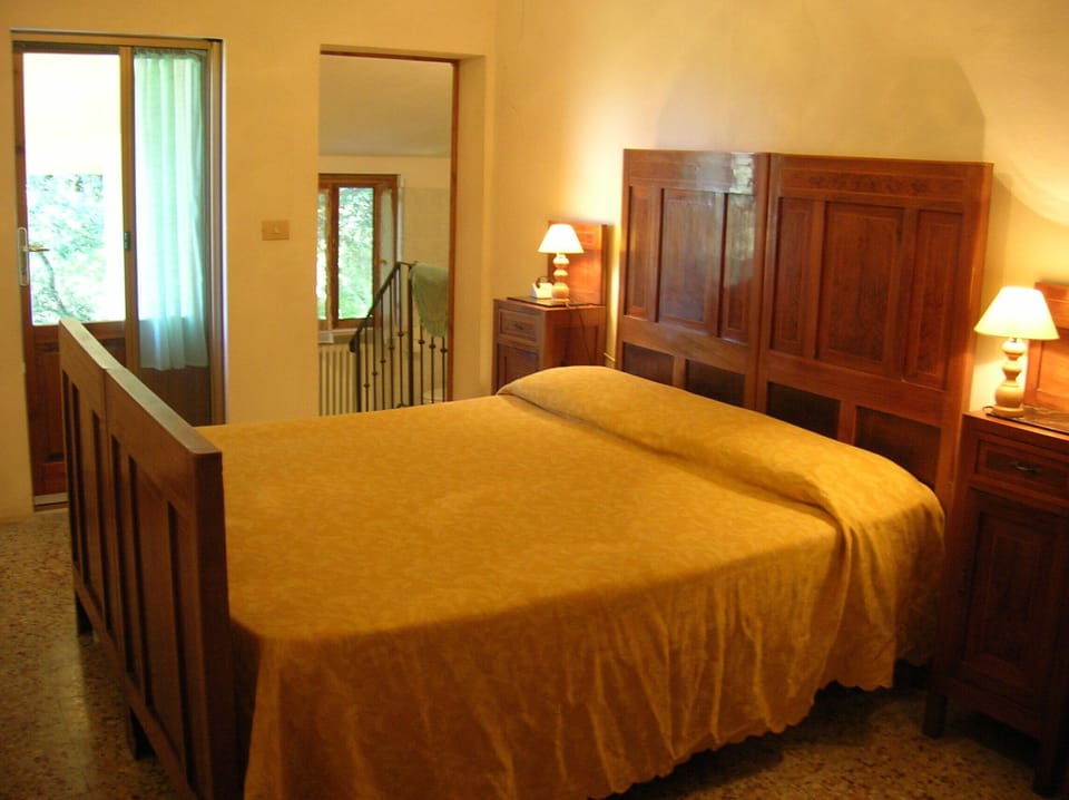 Bedroom No. 1 with en-suite bathroom and private terrace of apartment Maria