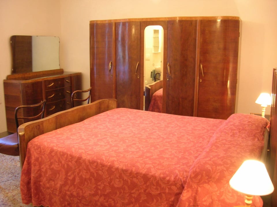 Bedroom No. 2 with en-suite bathroom of apartment Maria
