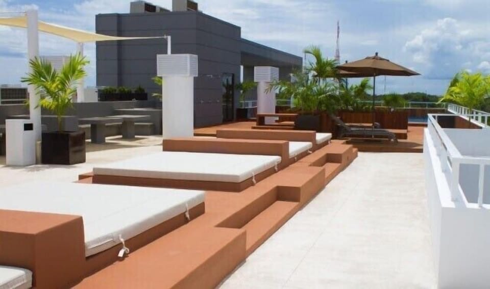 Roof top pool solarium with bbq and beds