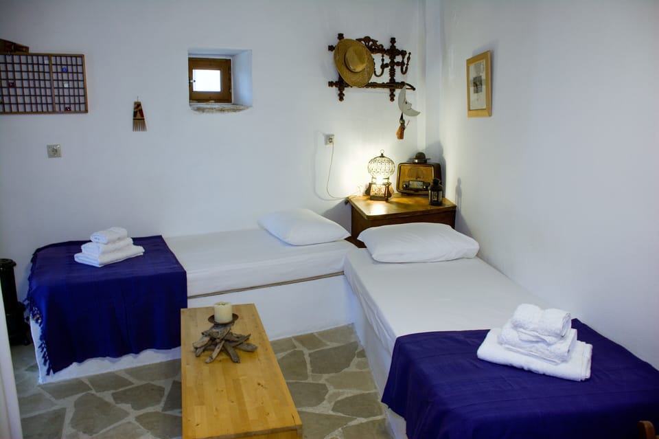 Bedroom 2 - Two single beds 