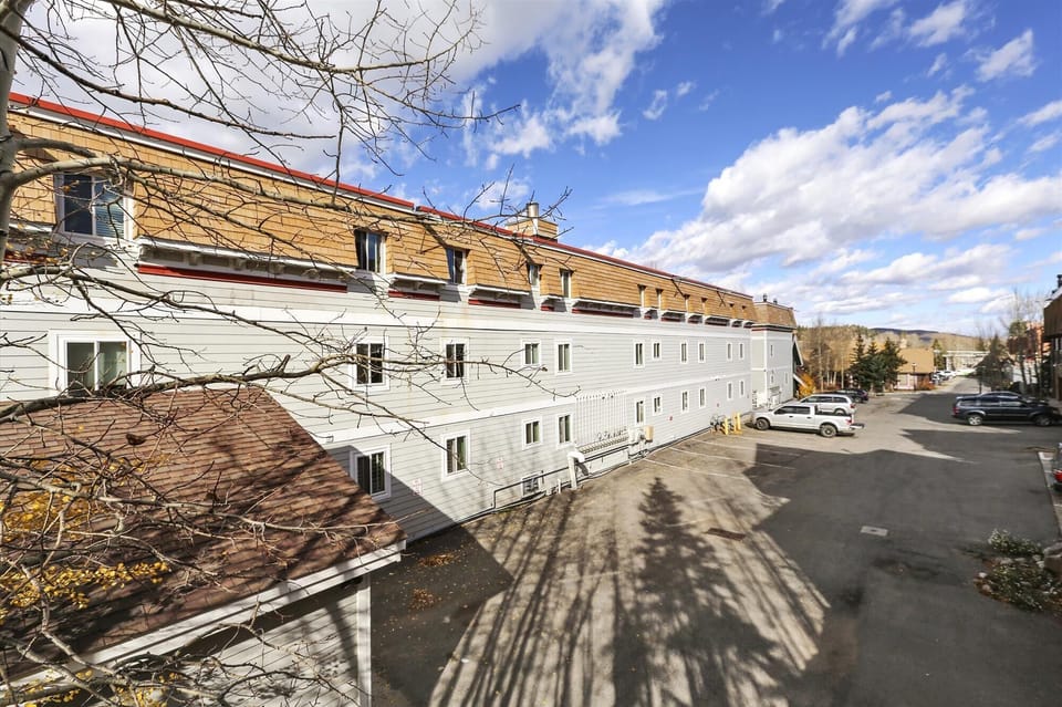 Back alley / Extra Parking
