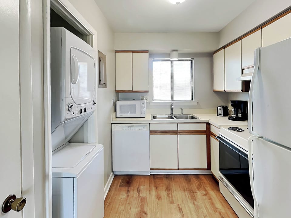 Full Kitchen w/ Washer & Dryer