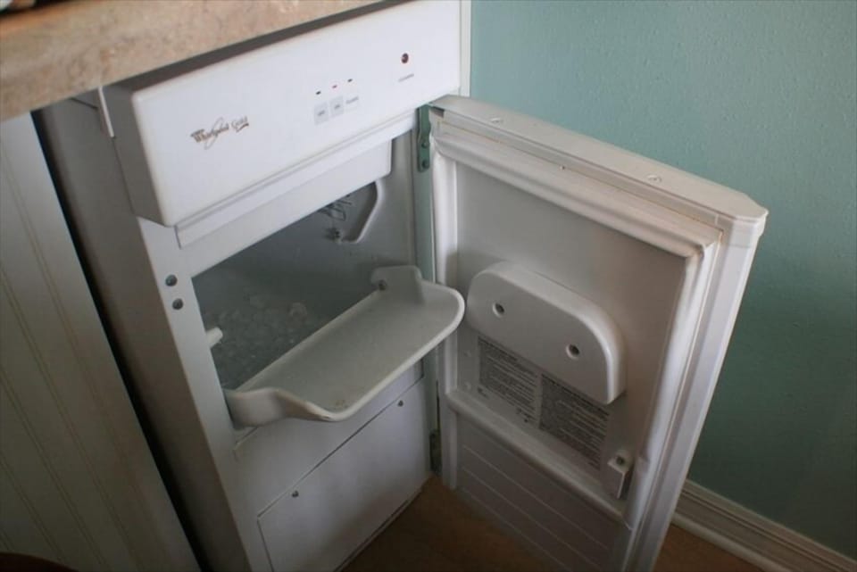 ICE MAKER TO FILL YOUR COOLER FOR DRINKS OR FISHING!