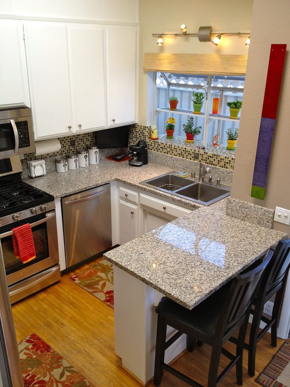 Granite, LG SS, gas stove, filtered water/ ice maker, garbage, dishwasher.