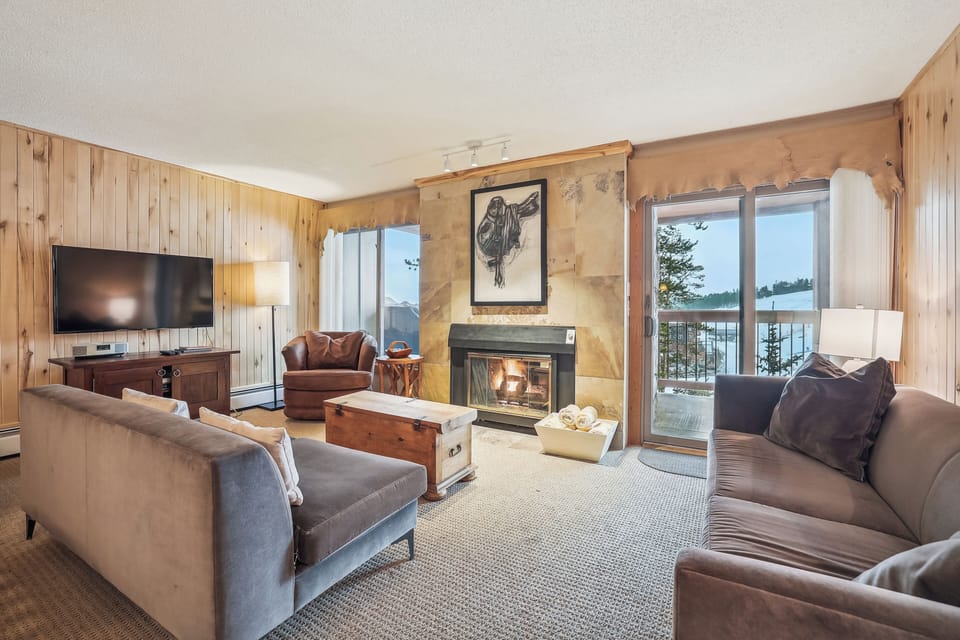 Living Room - Cozy Living room with view of the slopes and gas fireplace