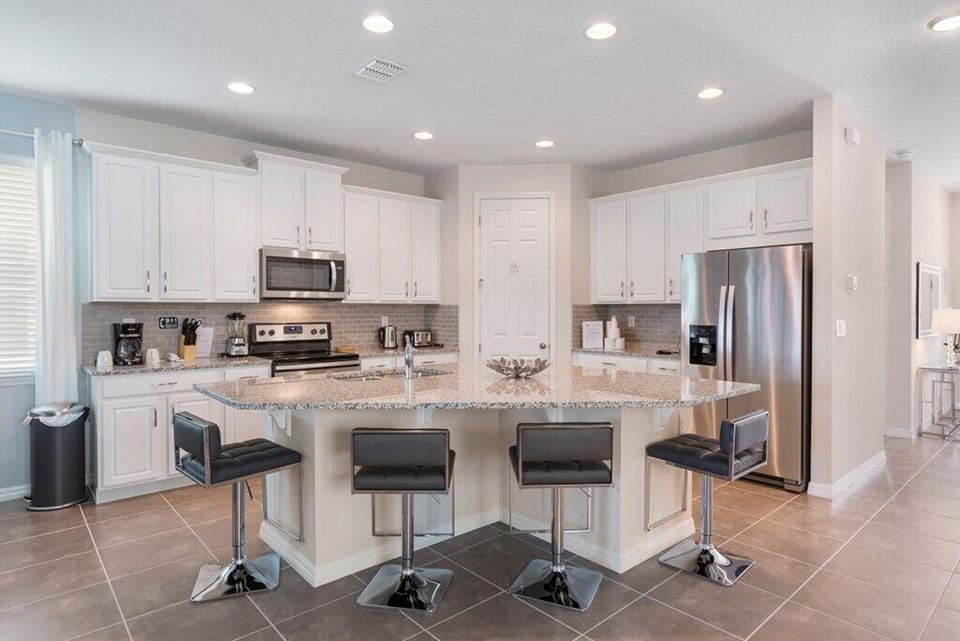 03_Breakfast_Bar_and_Stools_0921.jpg