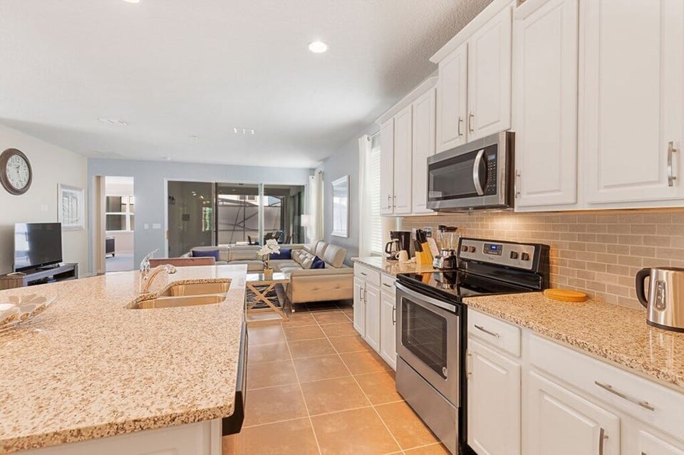 02_Fully_Fitted_Kitchen_0921.jpg